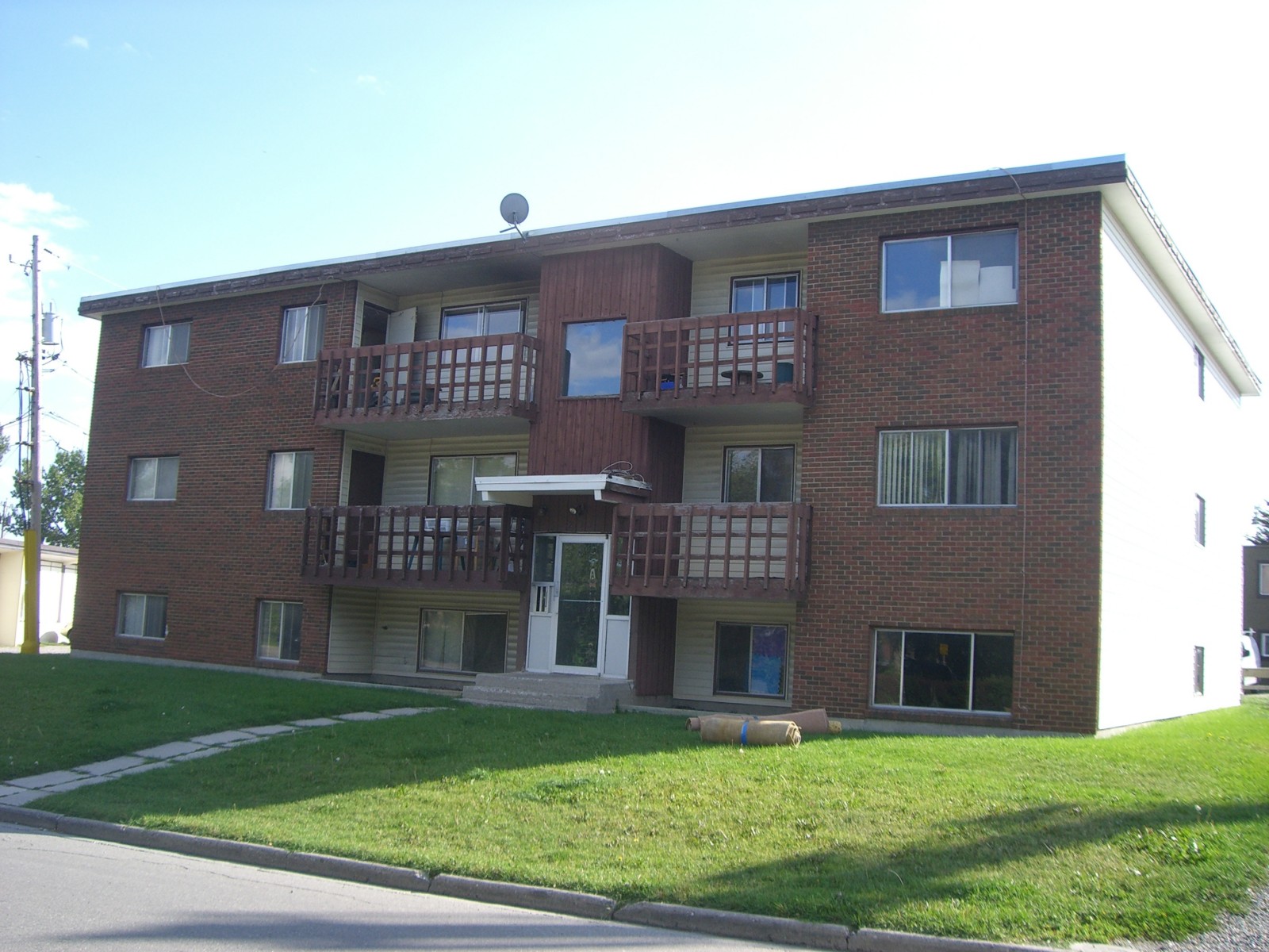 3 BEDROOMS APARTMENT WITH NEWER WINDOWS IN HIGHWOOD! CLOSE TO U OF C AND SAIT!