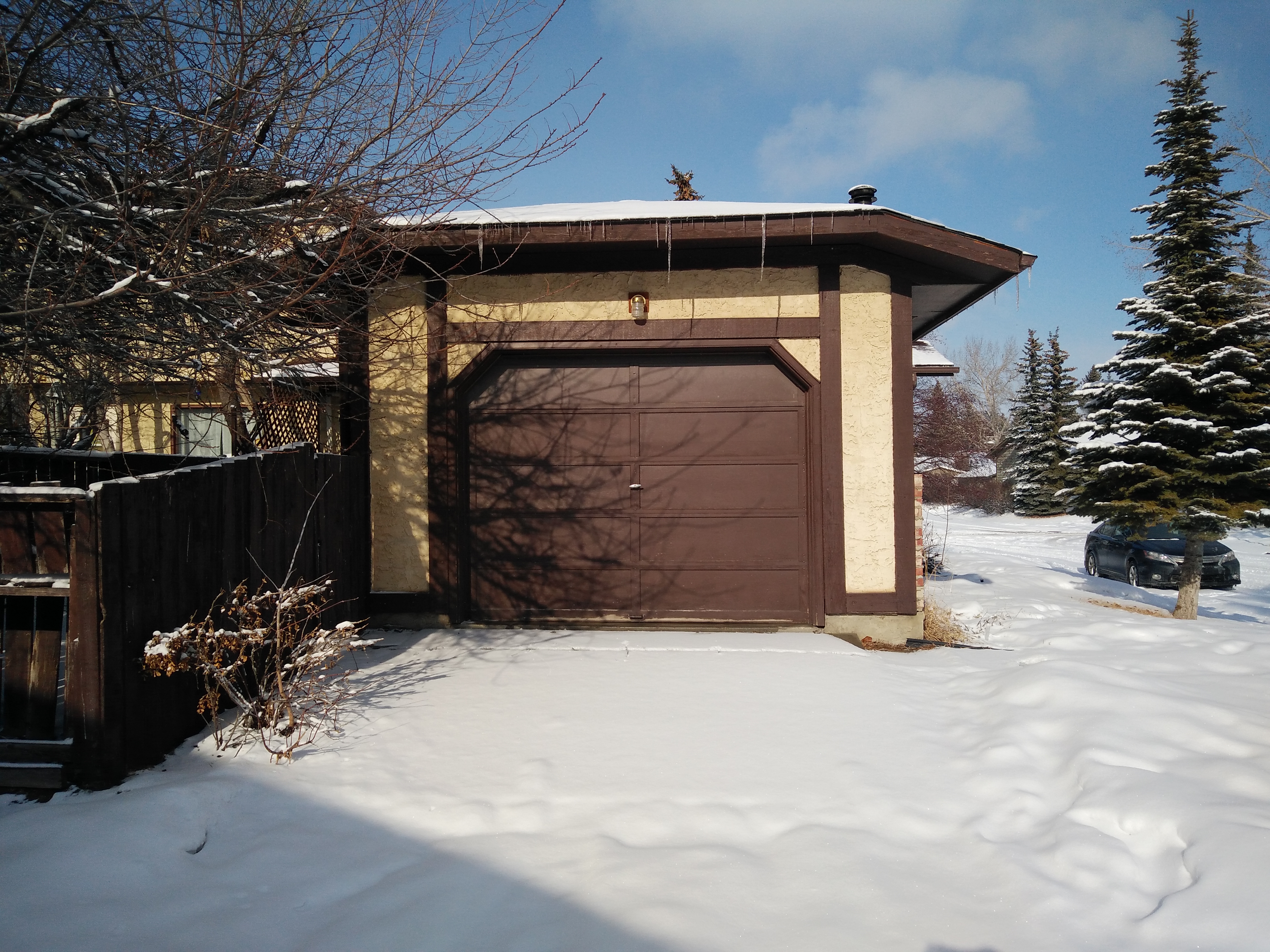 Spacious 3 bdrms, developed basement, single garage home in Coach Hill SW!