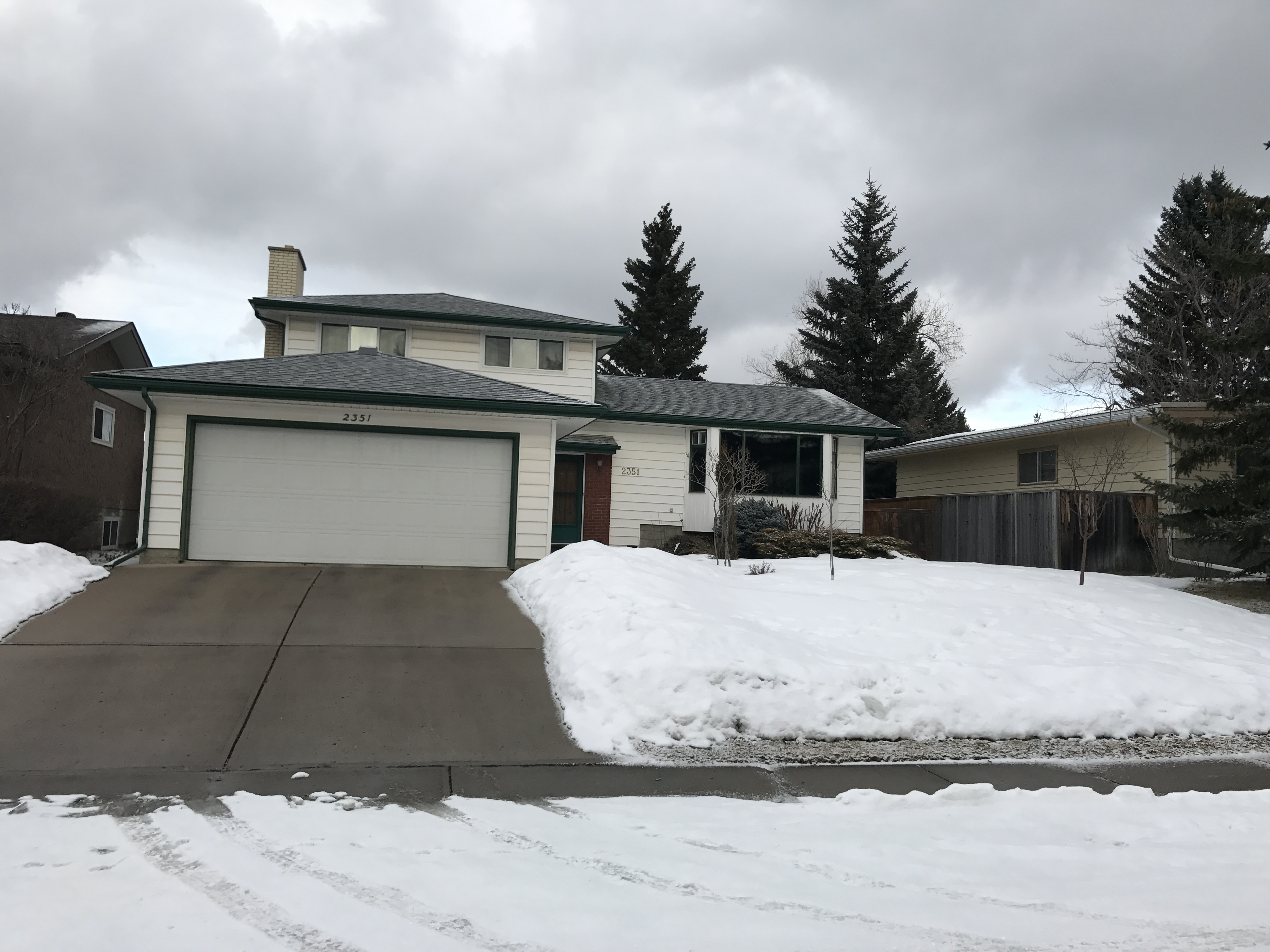 Well maintained owner occupied 4 bdrms home in Palliser!