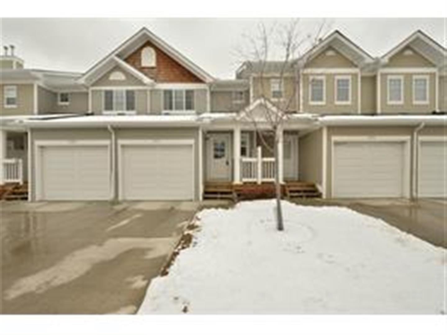 2 Master bedroom with ensuite townhouse in Country HIlls Village!