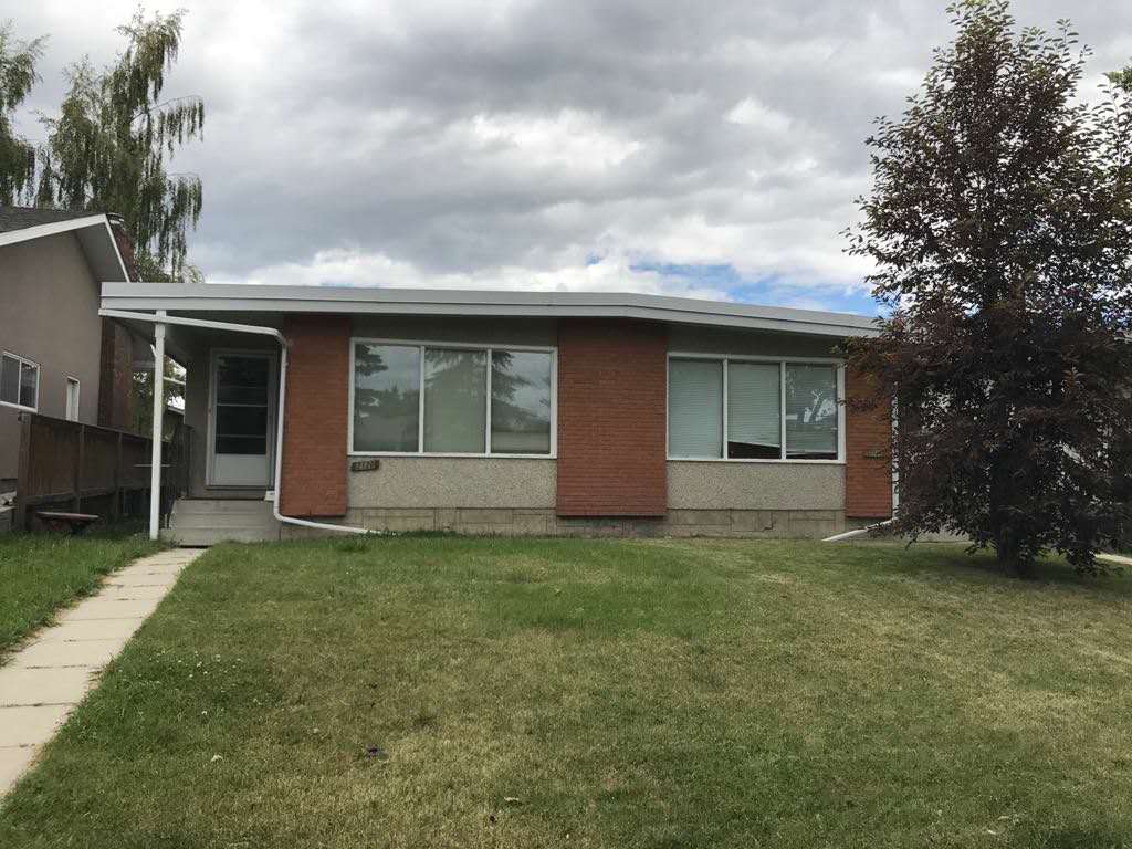 Spacious 3 bdrms+ 2 bath located in SW close to Mount Royal!