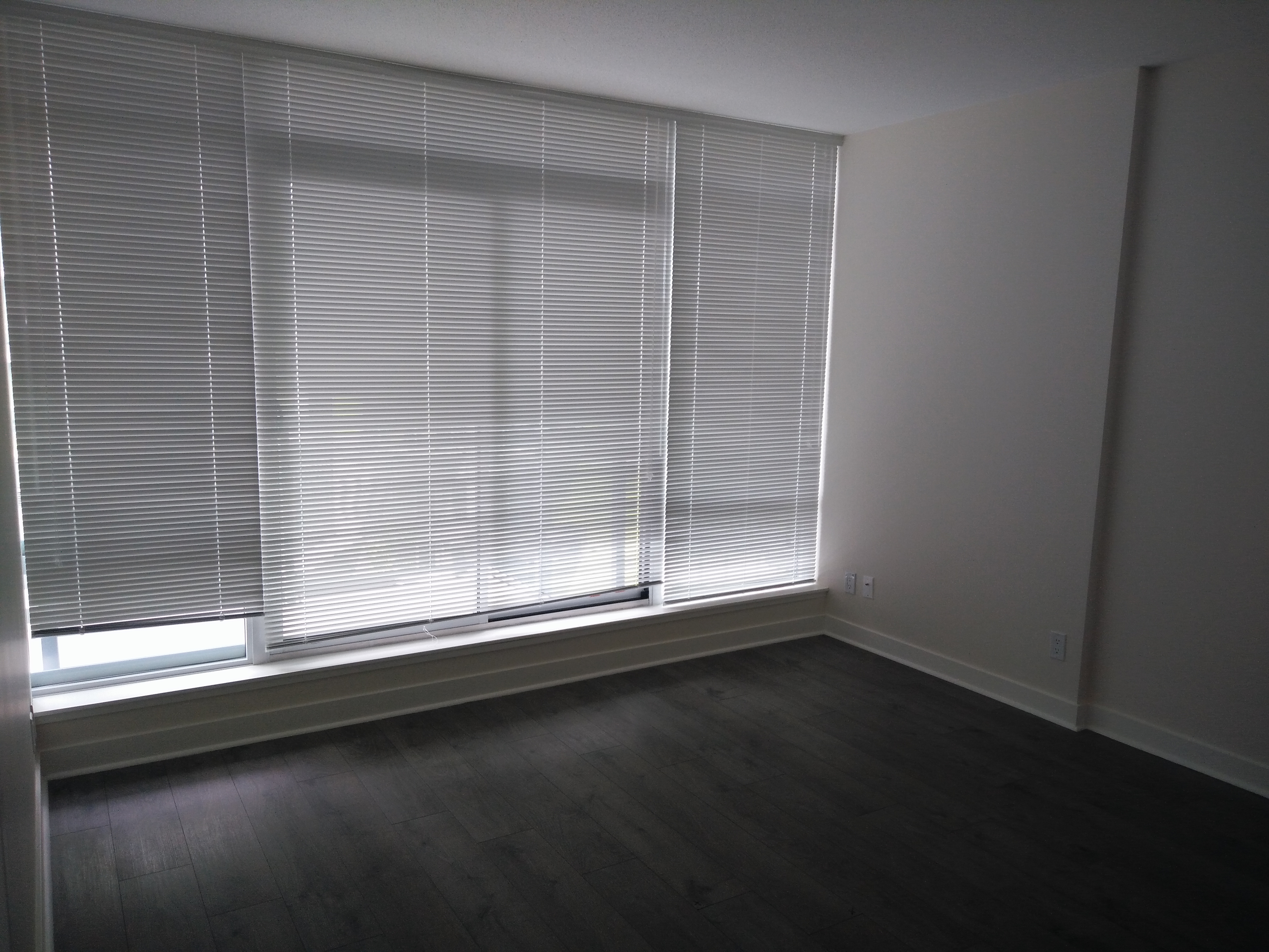 LOCATION! NEWER 1 BEDROOM PLUS DEN APARTMENT NEAR U OF C IN BRENTWOOD!