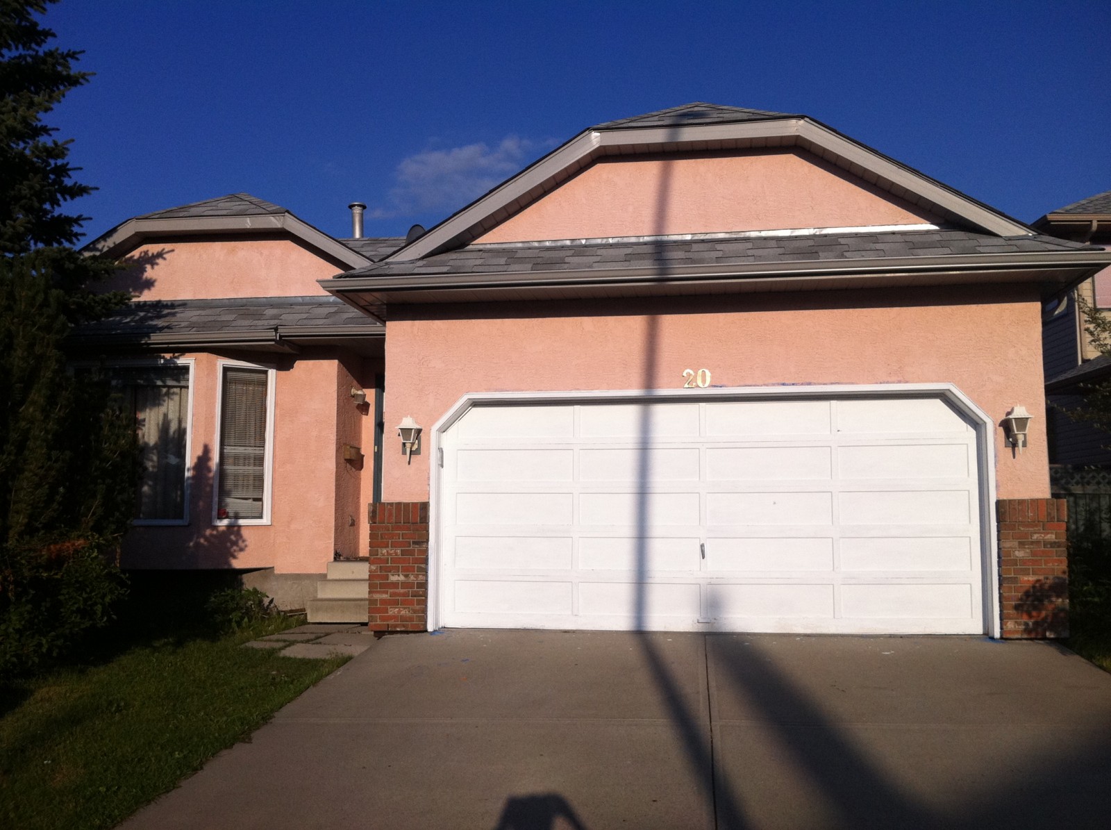 Fresh paint, renovated! double garage single family home in Sandstone!