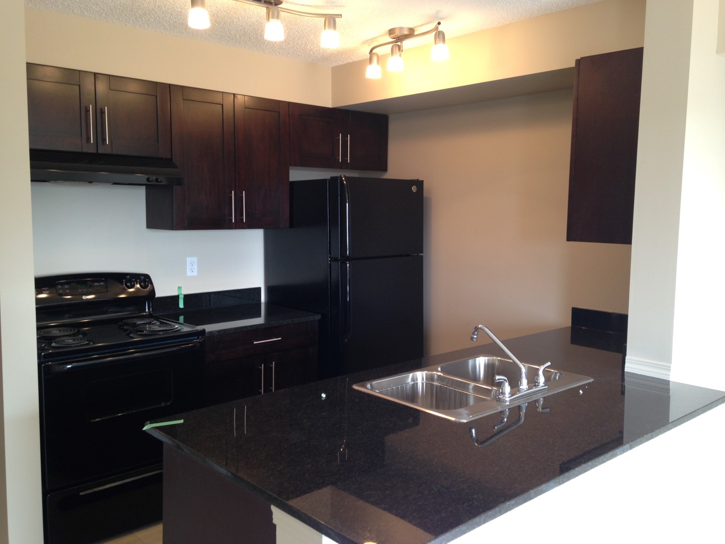 FEW YEARS OLD 2 BEDROOMS APARTMENT ON 2ND FLOOR IN KINCORA !