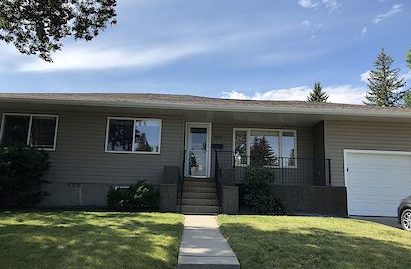 Extremly well maintained! Over 1300sqft, 3 bdrms renovated home near U of C!