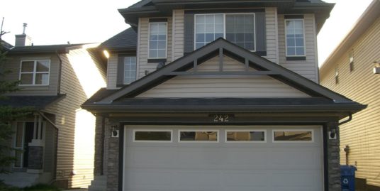 Approximately 2000 sqft 3 bdrms spacious 2 storey home in Panorama!