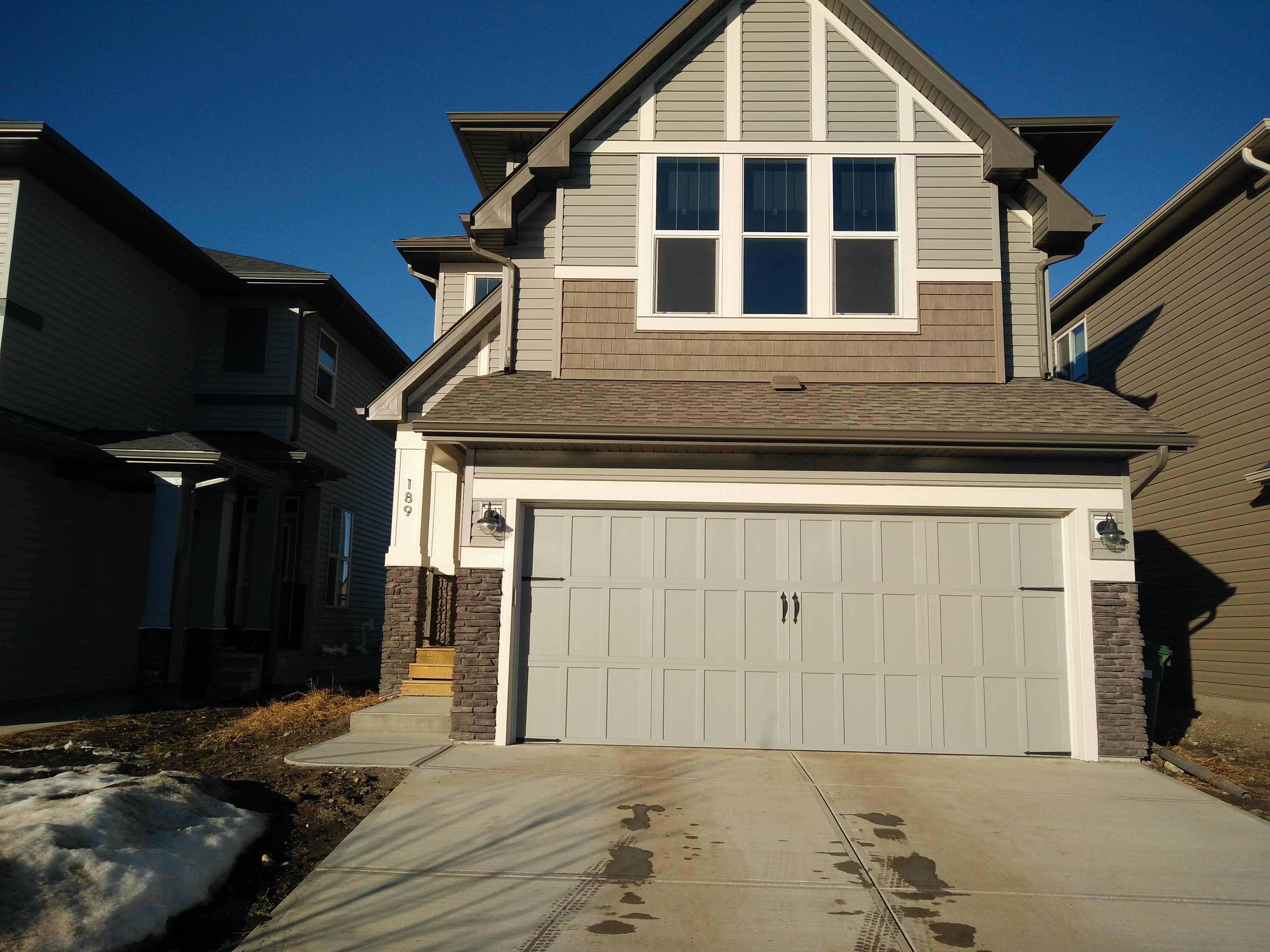 4 Bedroom 3.5 bath home with over 2200 Sq Ft of living space Airdrie!