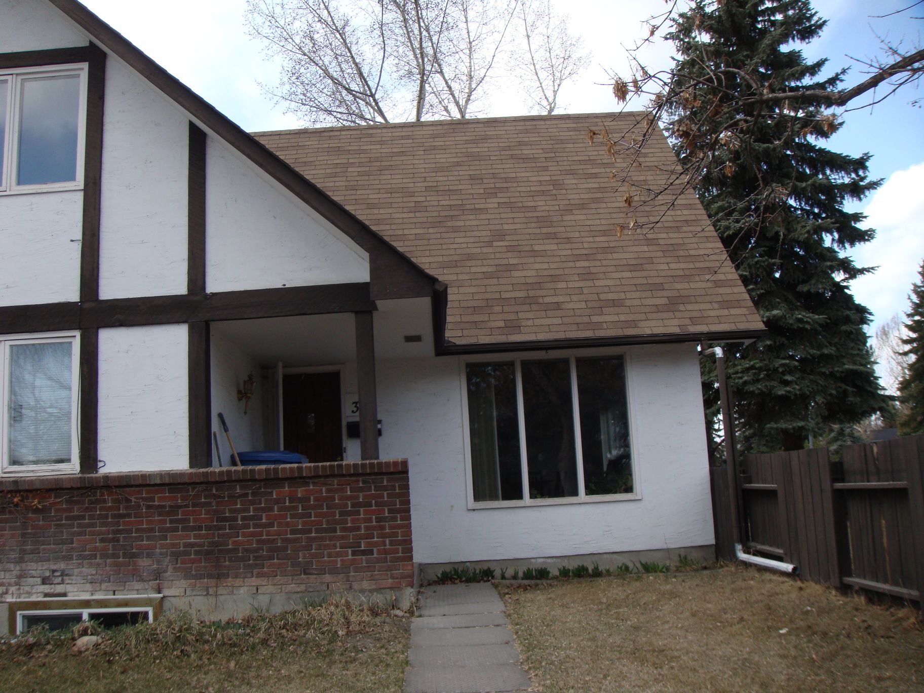 GOOD SIZE 5 BEDRMS HOME LOCATED BY UOFC AND SAIT.