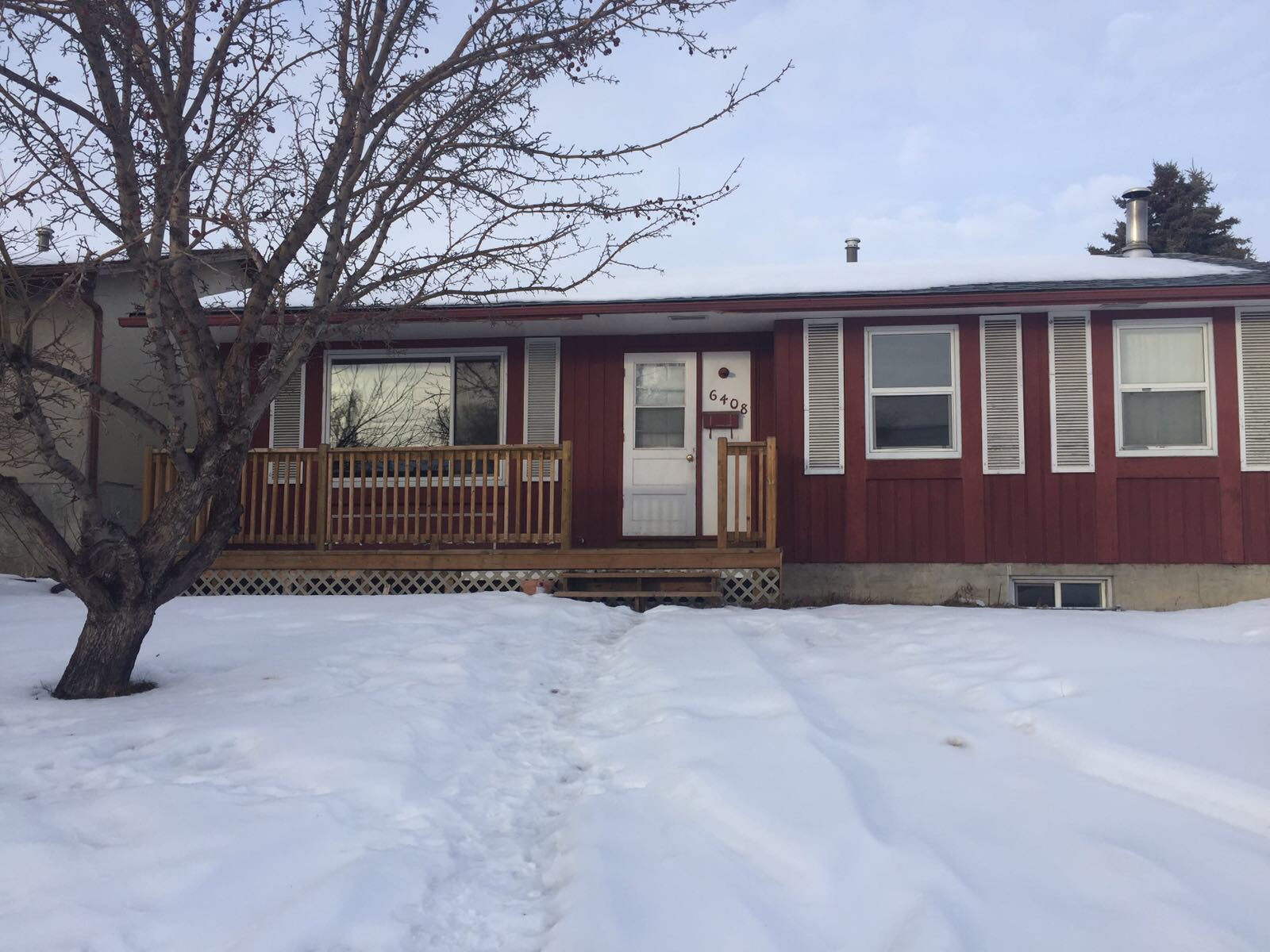 Single Bungalow with 5 bdrms in Pineridge Area ready to go!