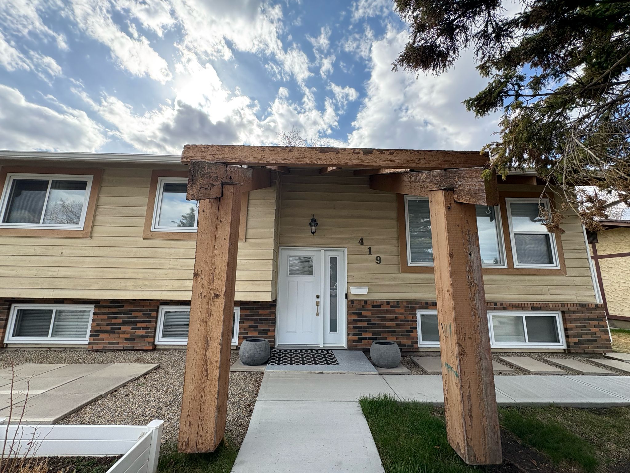 Spacious Bungalow 6 bdrms home in Lake Bonavista