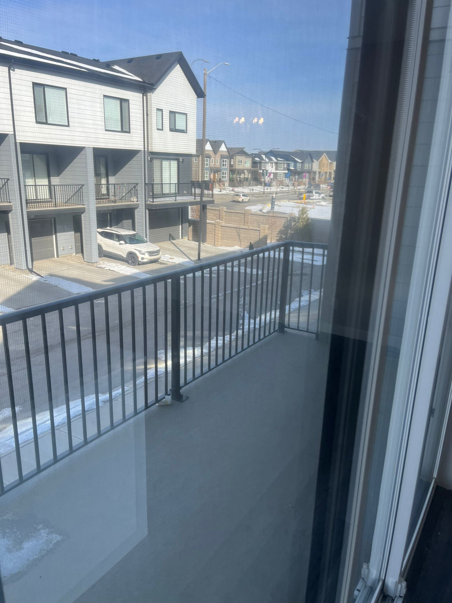 Modern 3 Bedroom + Den Townhouse in Evanston!