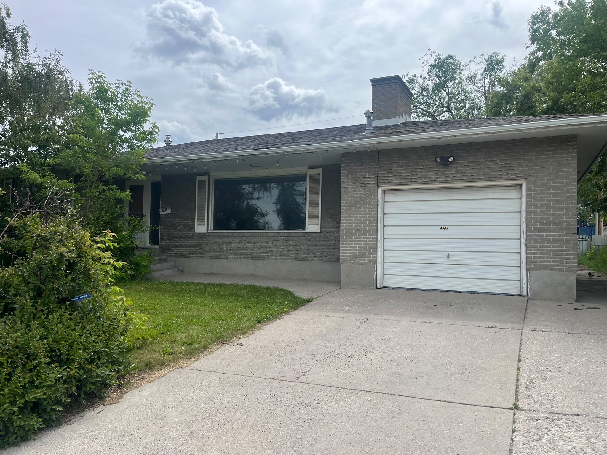 Well Maintained 3 Bedrooms Single House In Glendale SW!