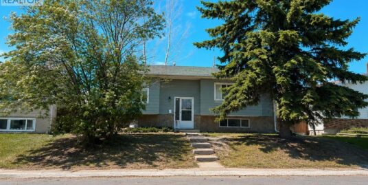 Like new 4 bdrm plus den Single House in Penbrooke Meadows