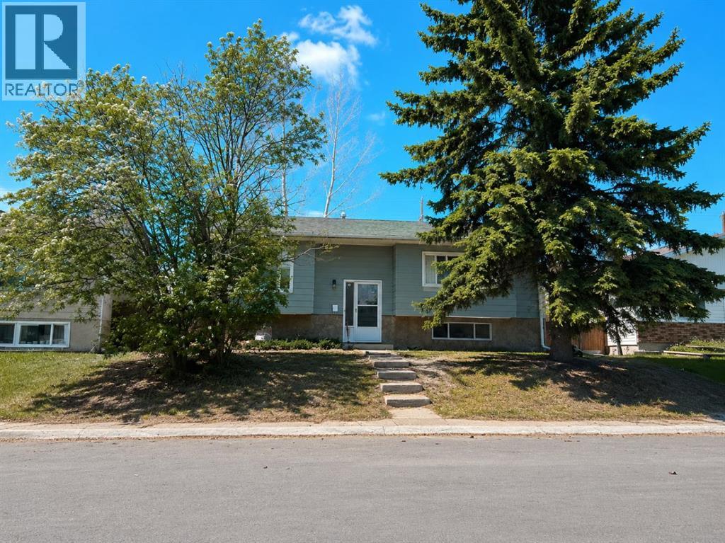 Like new 4 bdrm plus den Single House in Penbrooke Meadows